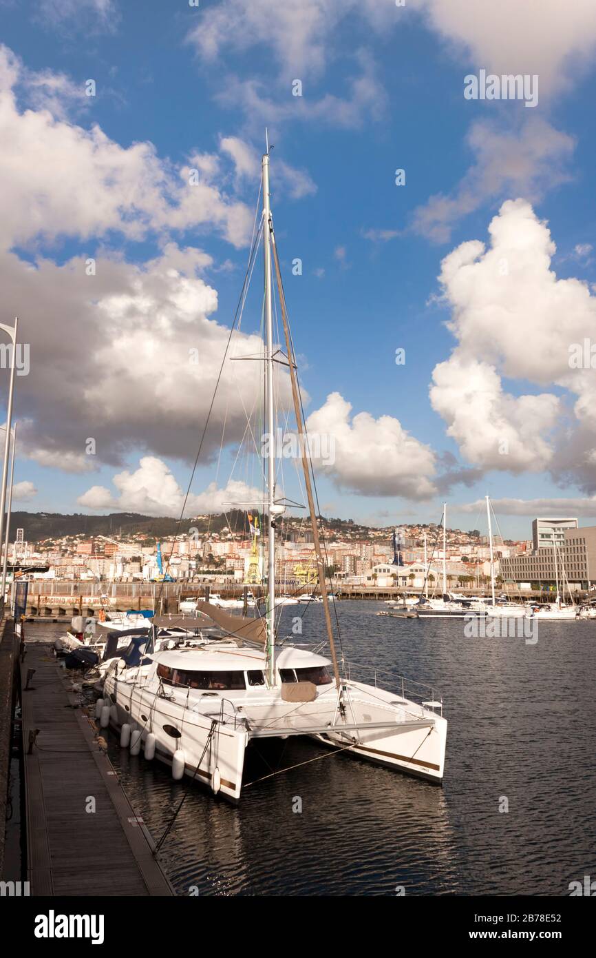 Voile amarré dans le port de Vigo, Pontevedra, Galice, Espagne. Banque D'Images