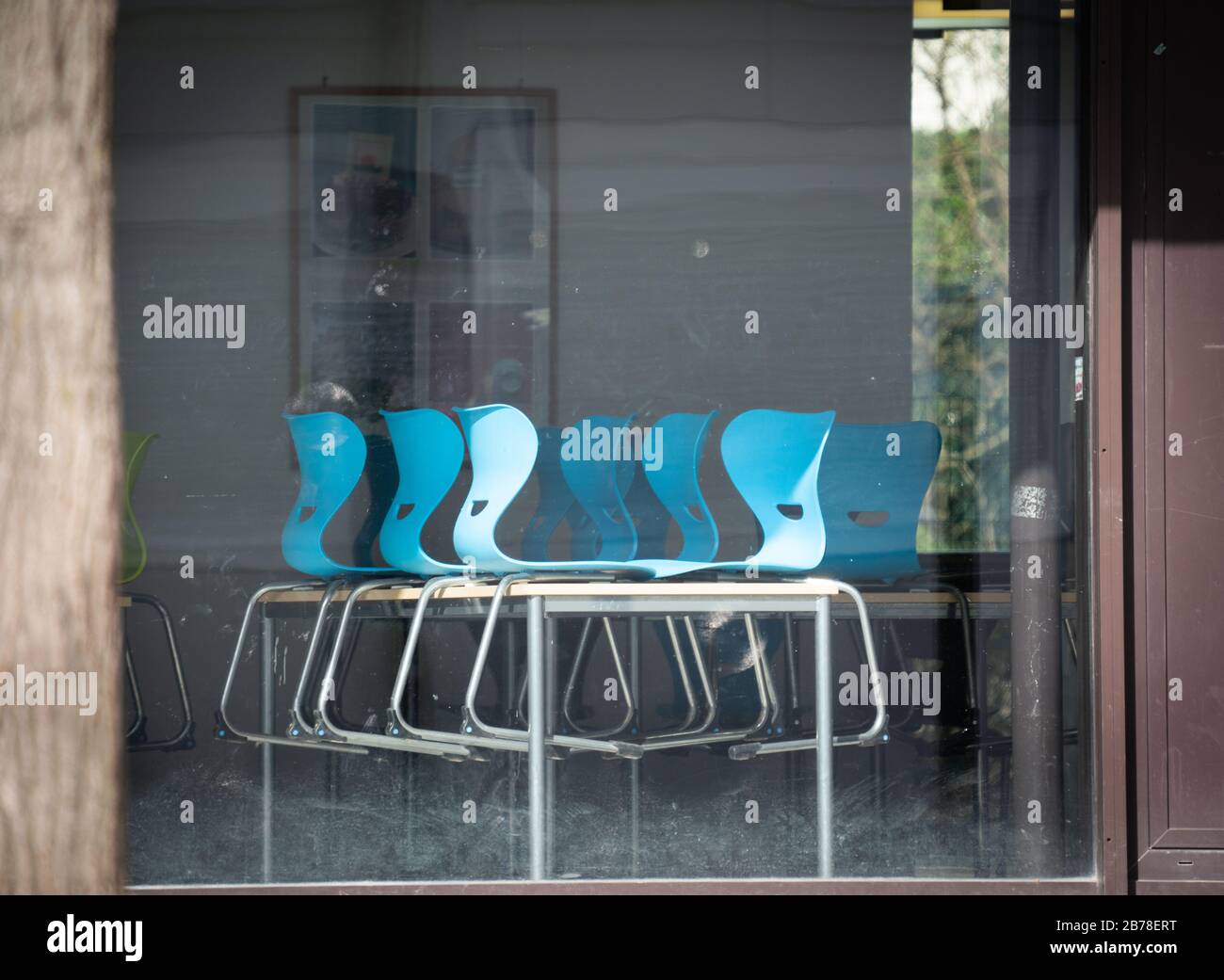 14 mars 2020, Hessen, Francfort-sur-le-Main: Les chaises du réfectoire d'une école secondaire de Francfort se tiennent pour nettoyer le sol sur les tables. En raison de la propagation du virus corona, il n'y a plus d'obligation d'enseigner lundi dans les écoles de Hesse (16.03.2020). Cependant, les écoles resteront ouvertes, a déclaré le ministre Bouffier, le vendredi (13.03.2020) à Wiesbaden. Photo: Frank Rumpenhorst/Dpa Banque D'Images