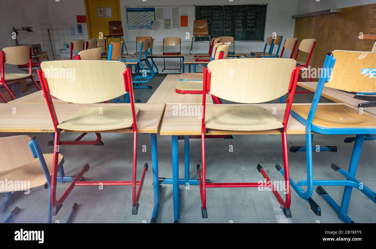 14 mars 2020, Hessen, Francfort-sur-le-Main: Les chaises d'une école de grammaire de Francfort sont utilisées pour nettoyer le sol sur les tables. En raison de la propagation du virus corona, il n'y a plus d'obligation d'enseigner lundi dans les écoles de Hesse (16.03.2020). Cependant, les écoles resteront ouvertes, a déclaré le ministre Bouffier, le vendredi (13.03.2020) à Wiesbaden. Photo: Frank Rumpenhorst/Dpa Banque D'Images