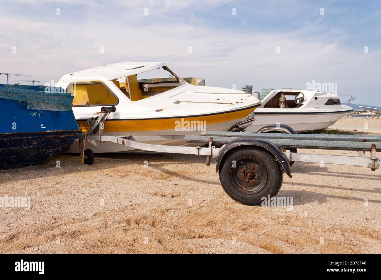 Bateaux rouillés abandonnés et remorque sur la plage Banque D'Images