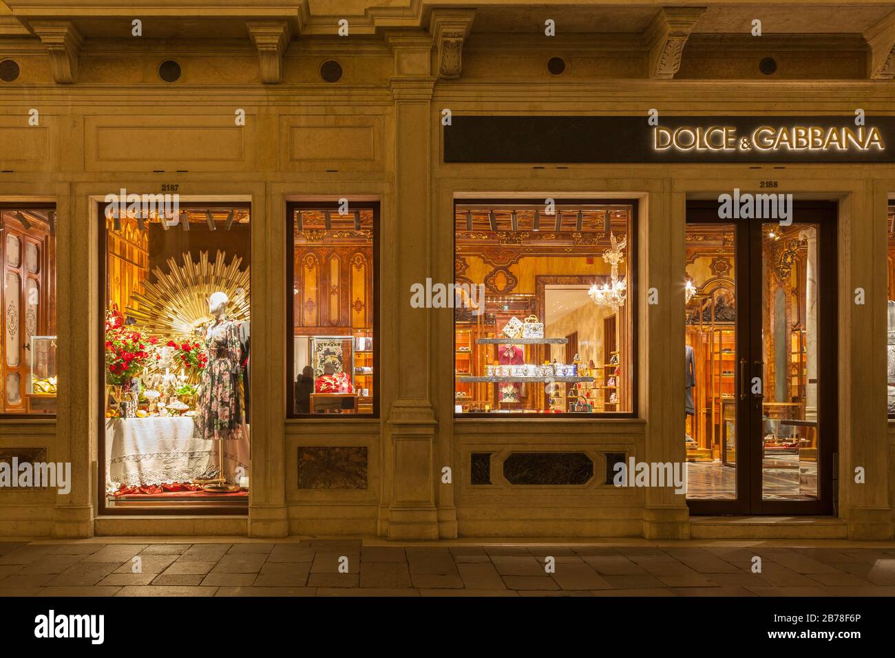 La boutique italienne de luxe Dolce & Gabbana dans Calle Larga XXII Marzo, San Marco, Venise, Vénétie, Italie la nuit pendant les vacances de Noël mer Banque D'Images