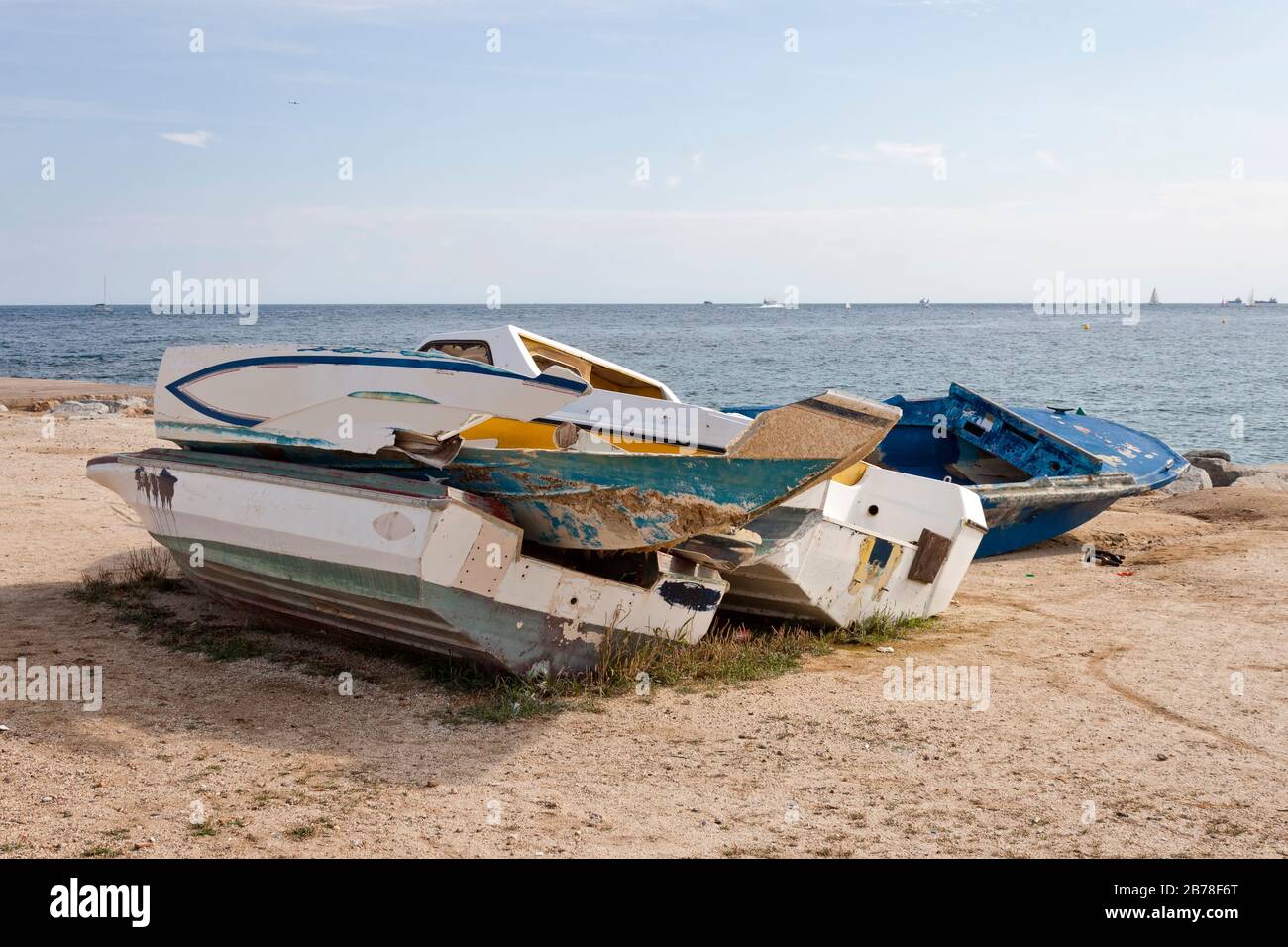 Des bateaux rouillés abandonnés sur la plage. Banque D'Images