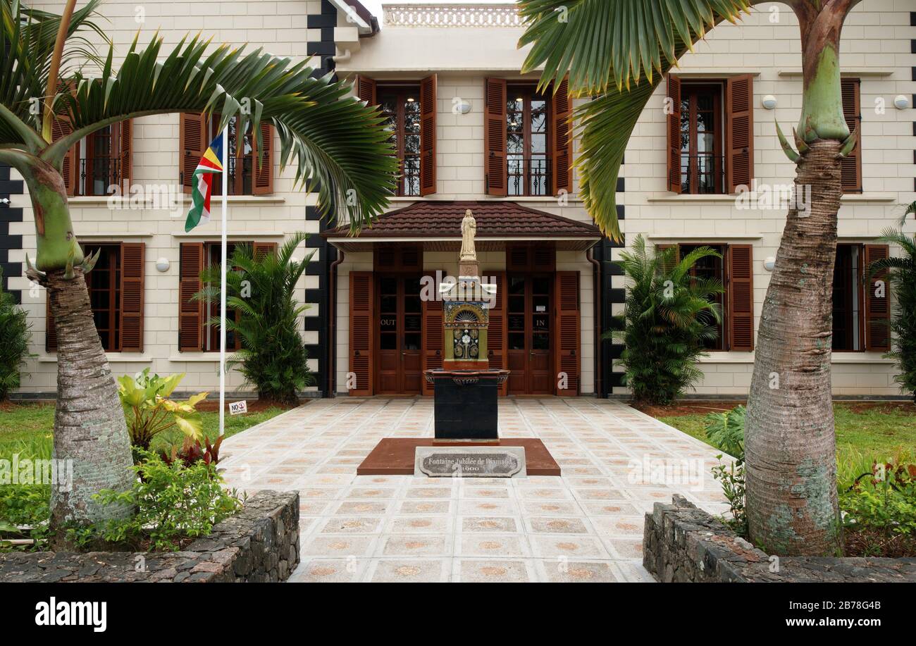 Ancien bâtiment de la Cour suprême et entrée & Fontaine jubilé de diamant, Victoria, Mahe, Seychelles Banque D'Images