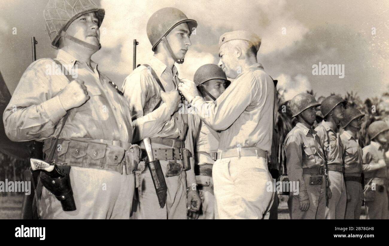 George Van Orden lors de sa cérémonie de la Croix de la Marine avec LE MG Allen H. Turnage. Banque D'Images