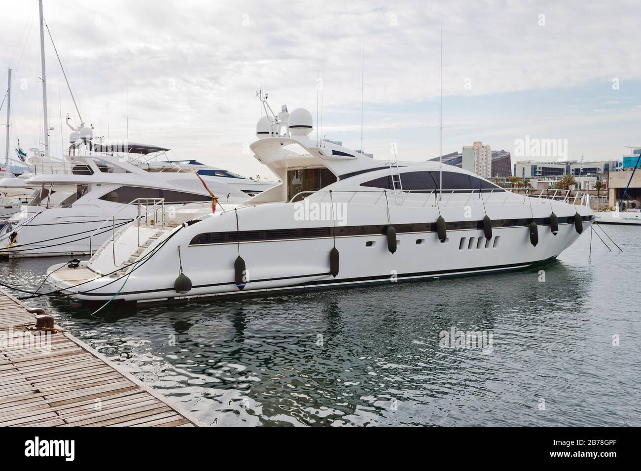 Yacht moderne amarré dans la jetée de Barcelone. Banque D'Images