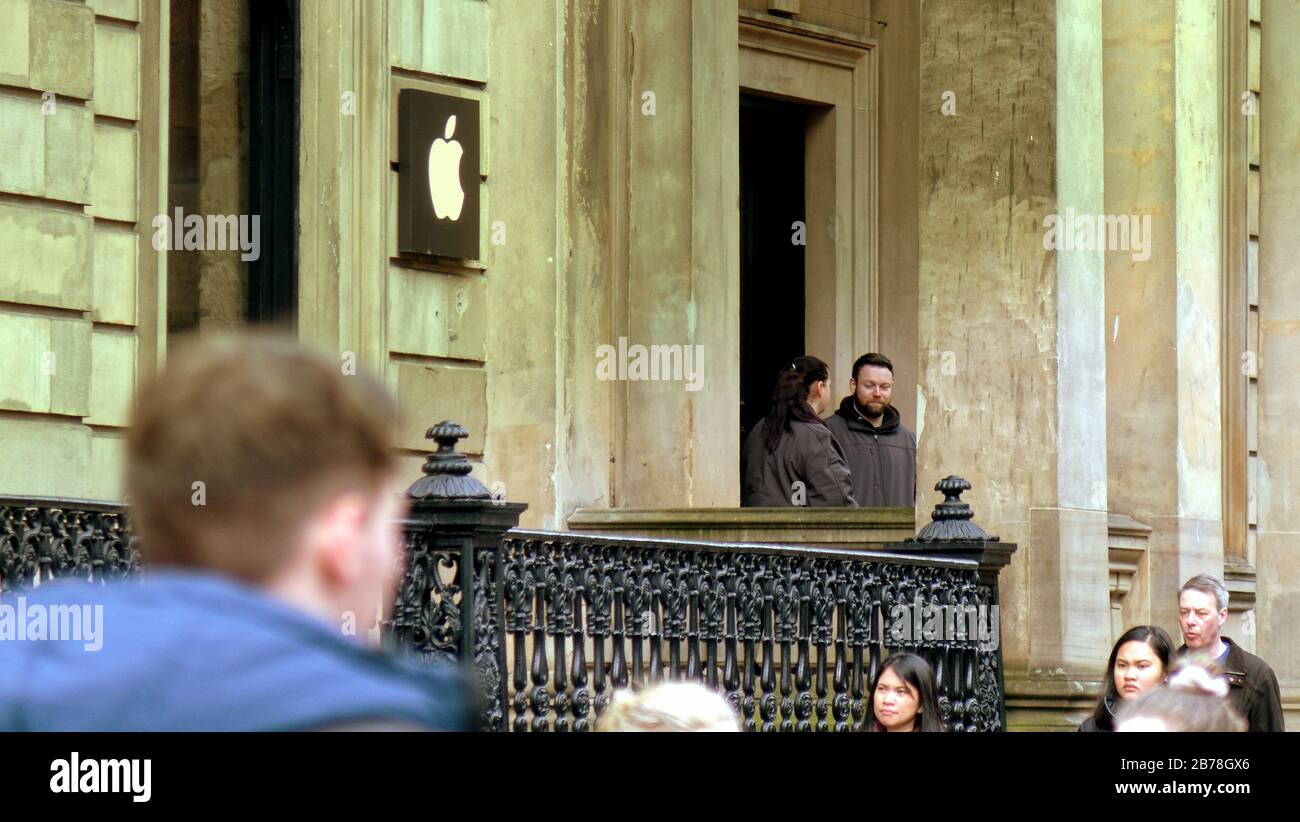 Glasgow, Ecosse, Royaume-Uni, 14 mars 2020: Apple Store fermé pour Coronavirus bien qu'il n'y ait pas de préavis les portes sont fermées et le personnel peut être vu informer les clients, à la boutique sur Buchanan Street le mile style de la ville. . Gerard Ferry/Alay Live News Banque D'Images