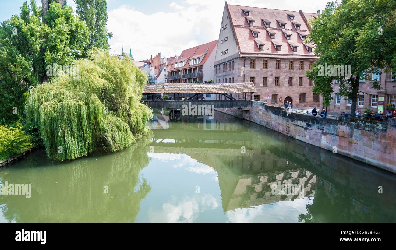 Nuremberg 2019. Les gens traversant le pont du Hangman au-dessus de la rivière Pegnitz. Nous sommes sur une journée d'été chaude et nuageux. Août 2019 à Nuremberg Banque D'Images