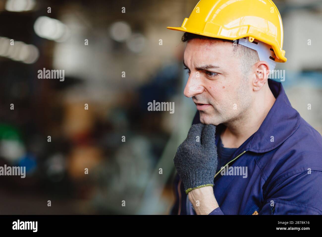 Travailleur russe européen pensant à un homme d'usine portant un casque de sécurité et une rainure pour les mains. Banque D'Images