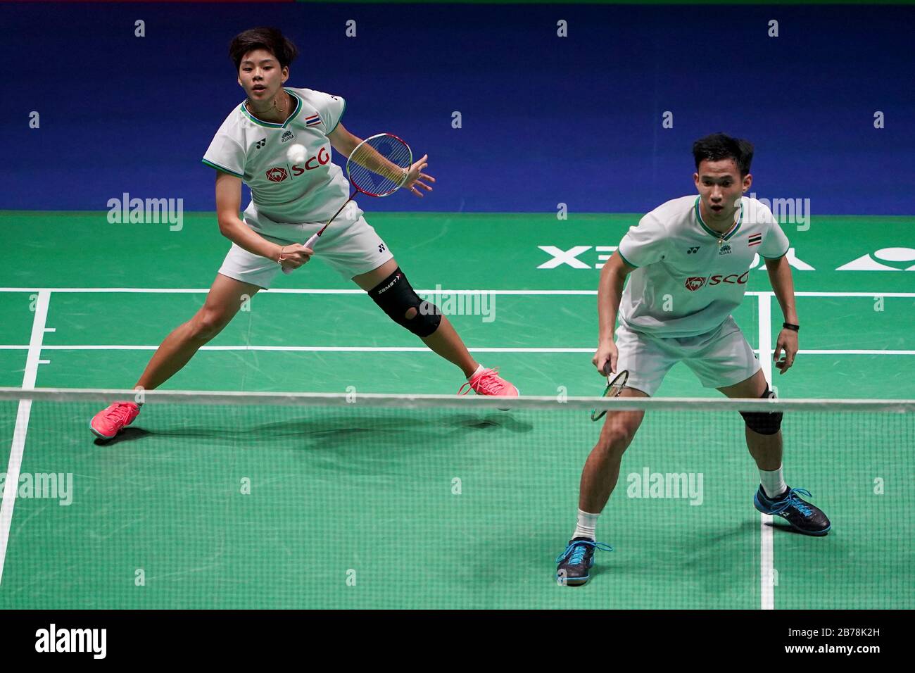 Sapsiree Taerattanachai (ledt) et Dechapol Puavaranukroh en action le mélange double demi-finale pendant le championnat DE badminton ouvert DE TOUTE l'Angleterre À Arena Birmingham. Banque D'Images