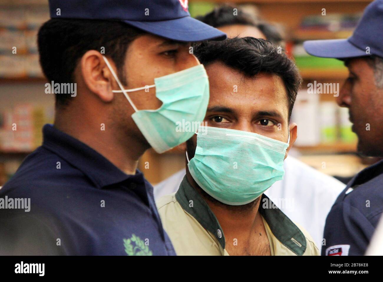 (200314) -- KARACHI, 14 mars 2020 (Xinhua) -- Les Personnes portant des masques de visage sont vues dans la ville portuaire pakistanaise du sud de Karachi le 14 mars 2020. Le gouvernement du Pakistan a annoncé de mettre à niveau ses mesures contre COVID-19 dans tout le pays après que 28 personnes ont testé le virus positif au cours des 17 derniers jours, a déclaré l'adjoint spécial au Premier ministre de la Santé Zafar Mirza aux médias ici vendredi soir. Le pays a interdit toutes sortes de rassemblements publics, y compris les festivals sportifs et culturels, les rassemblements récréatifs dans les cinémas et les théâtres, les cérémonies de mariage dans les salles ou les lieux ouverts, Banque D'Images