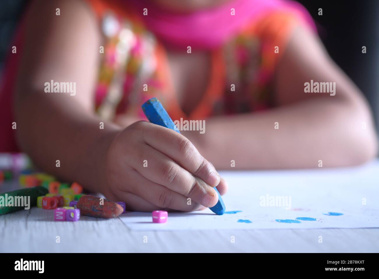 fille enfant dessin avec crayons de couleur sur papier Banque D'Images