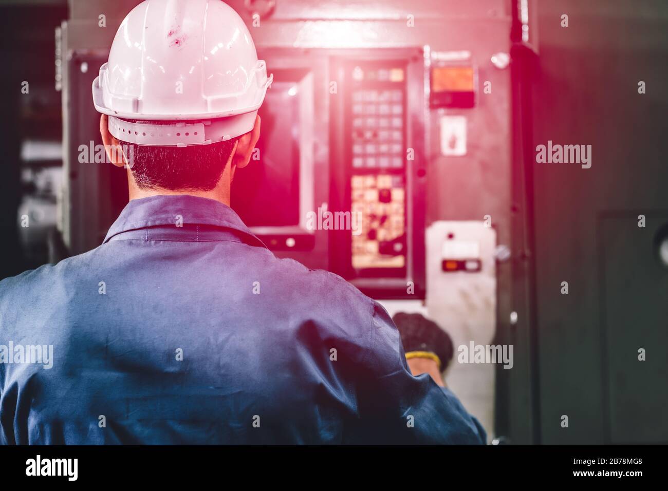 gros plan ouvrier de l'usine faire fonctionner la machine, l'industrie du travail de haute compétence avec des vêtements de sécurité. Banque D'Images