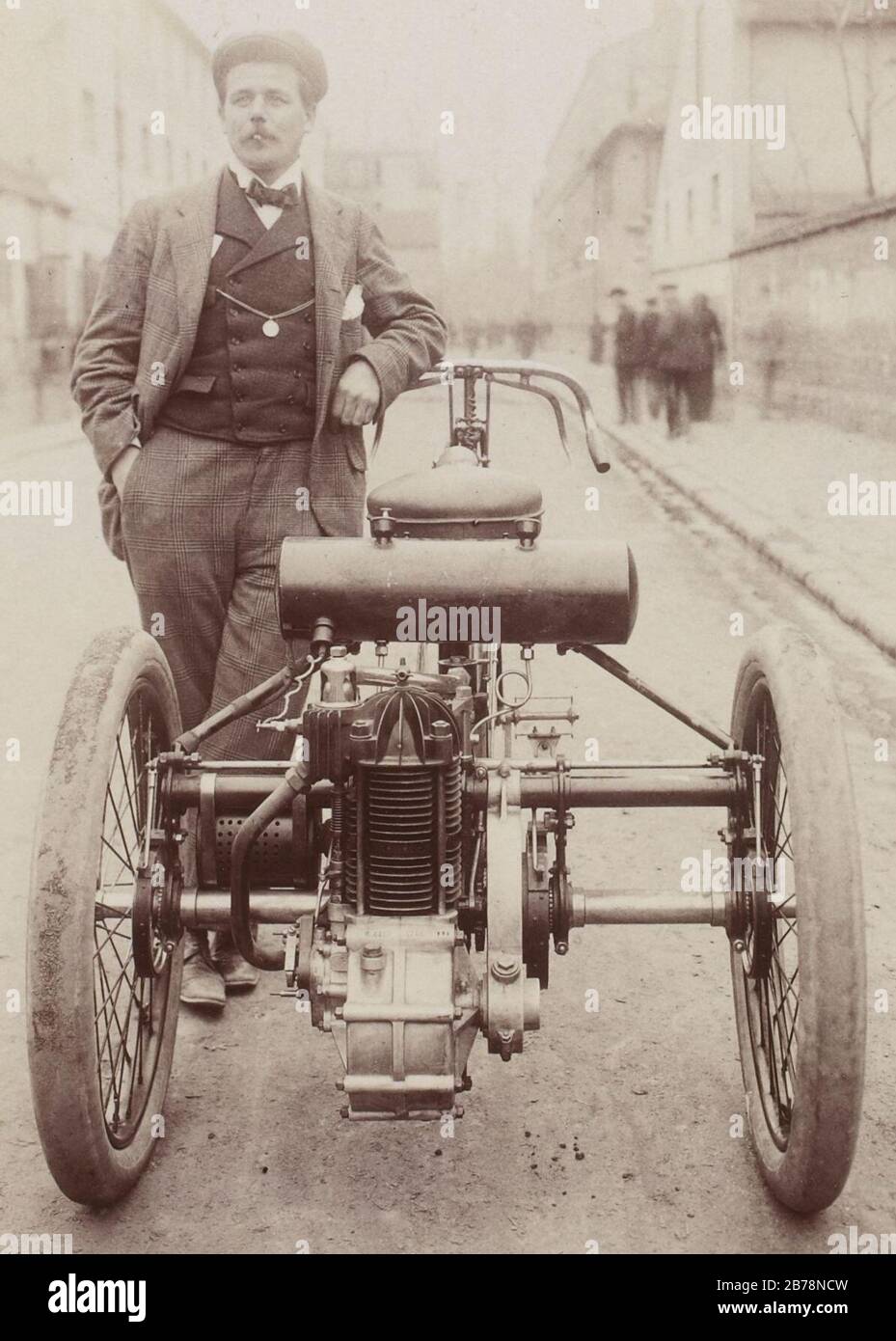 Georges Osmont à côté du tricycle Griffon utilisé en avril 1902 pour batterie le record du kilomètre lancé. Banque D'Images