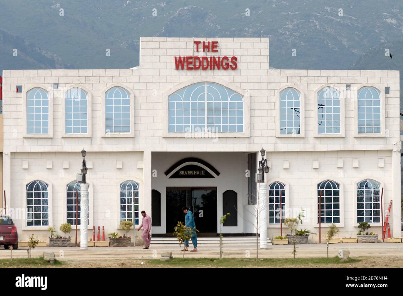 (200314) -- ISLAMABAD, le 14 mars 2020 (Xinhua) -- une salle de mariage fermée est vue à Islamabad, capitale du Pakistan, le 14 mars 2020. Le gouvernement du Pakistan a annoncé de mettre à niveau ses mesures contre COVID-19 dans tout le pays après que 28 personnes ont testé le virus positif au cours des 17 derniers jours, a déclaré l'adjoint spécial au Premier ministre de la Santé Zafar Mirza aux médias ici vendredi soir. Le pays a interdit toutes sortes de rassemblements publics, y compris les festivals sportifs et culturels, les rassemblements récréatifs dans les cinémas et les théâtres, les cérémonies de mariage dans les salles ou les lieux ouverts, les réunions avec Banque D'Images
