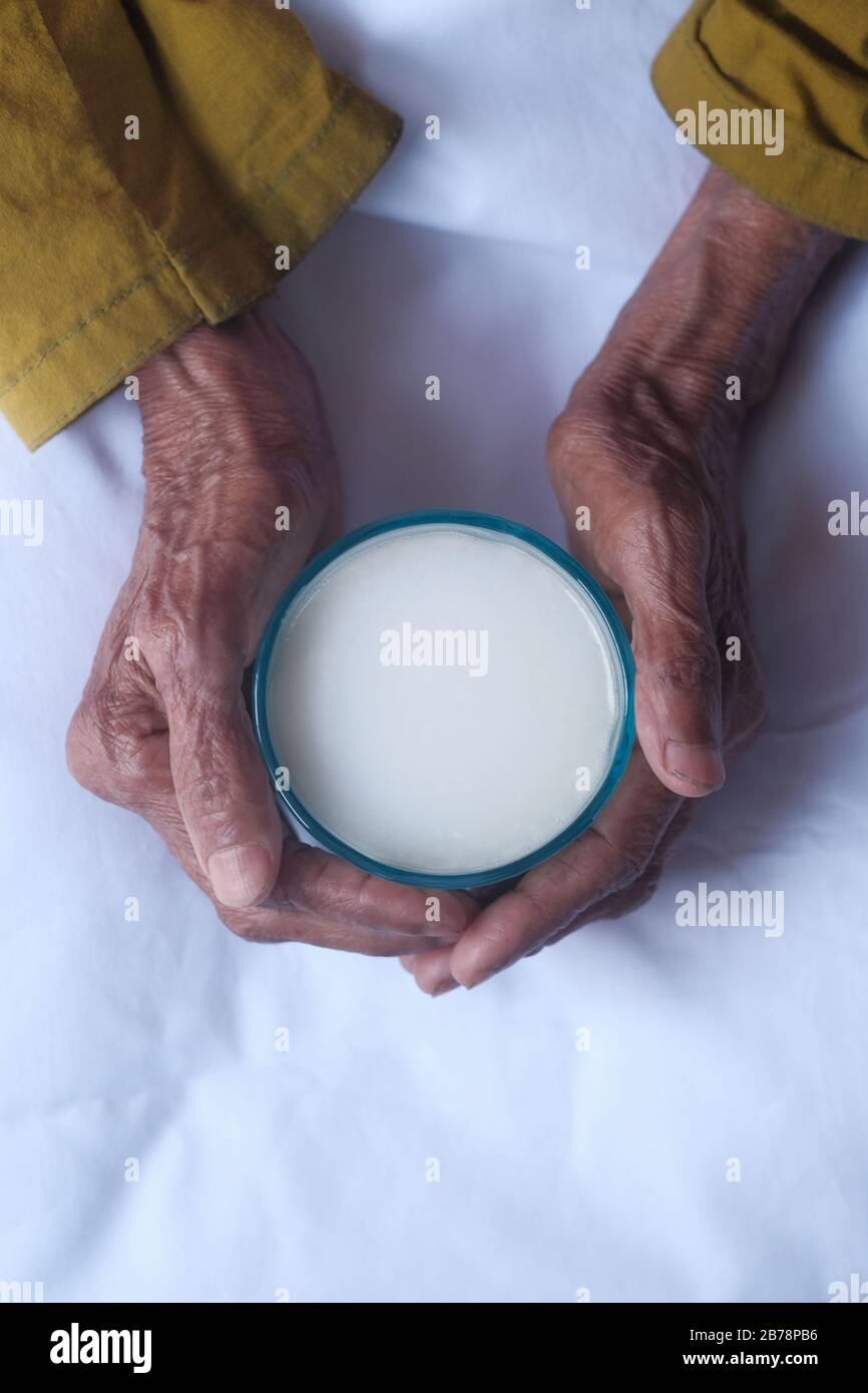 Vieille femme tenant le verre avec du lait frais, la fermeture. Banque D'Images