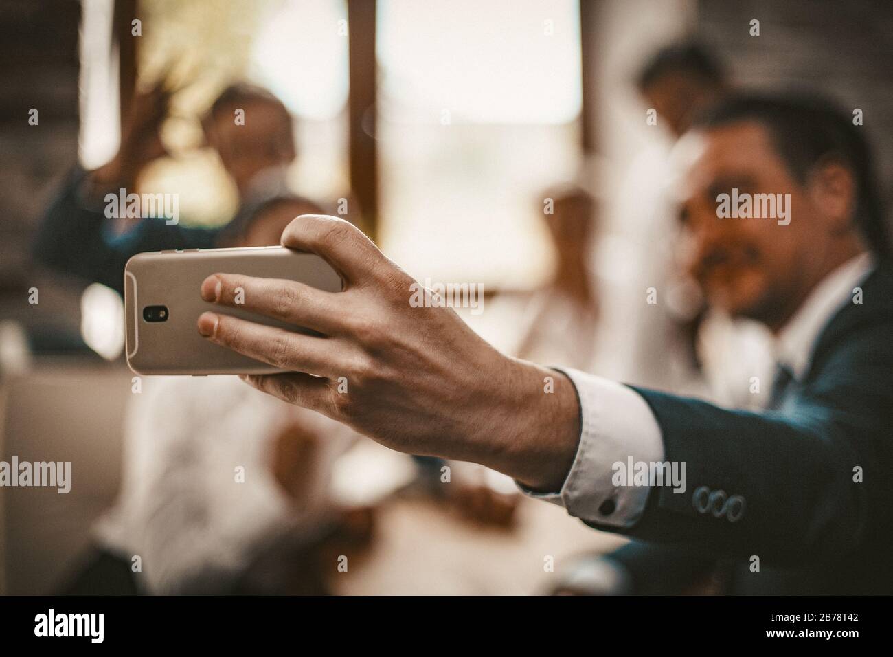 Les gens d'affaires prennent Selfie photo à la réunion Banque D'Images