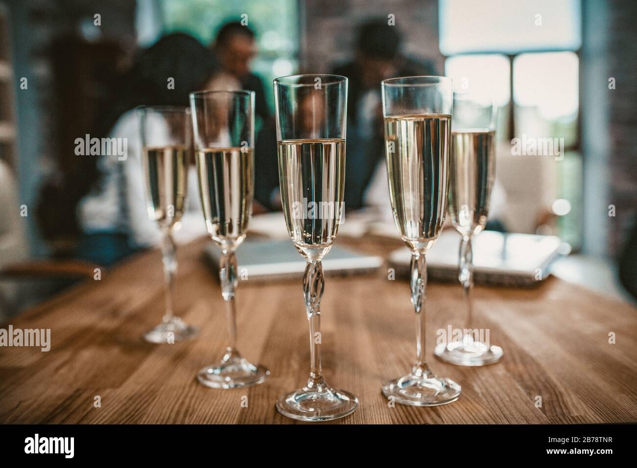 Des verres de champagne à l'occasion d'un événement professionnel au bureau Banque D'Images