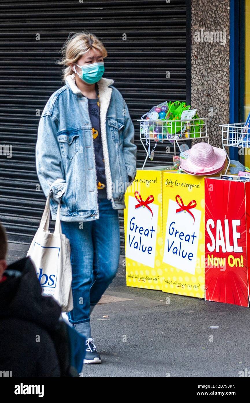 Coventry, West Midlands, Royaume-Uni. 14 mars 2020. La pandémie du coronavirus a forcé les acheteurs à porter des masques protecteurs dans le centre-ville de Coventry cet après-midi. Crédit : AG News/Alay Live News Banque D'Images