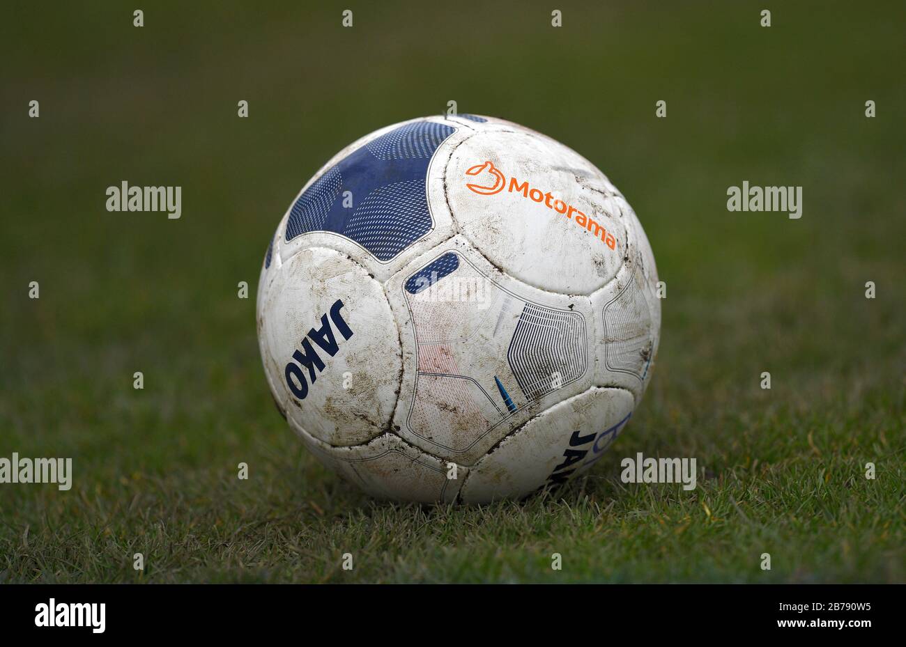 Vue générale d'une balle de match Jako pendant le match nord de la Ligue nationale de Vanarama au stade Horsfall, Bradford. Banque D'Images