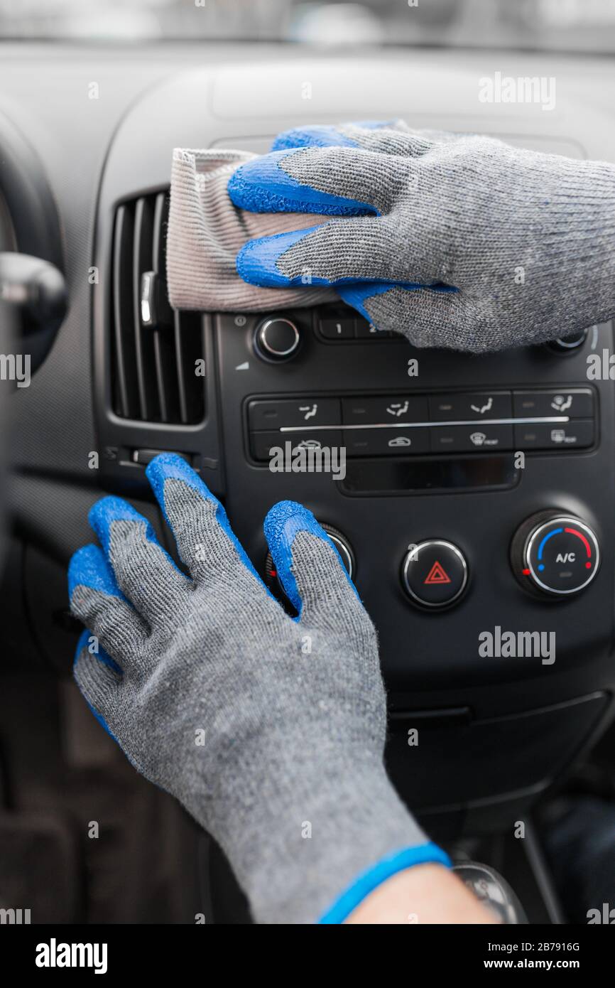 Nettoyage automatique de l'intérieur de la voiture avec un chiffon en microfibre. Concept de détail et de valeting de voiture Banque D'Images