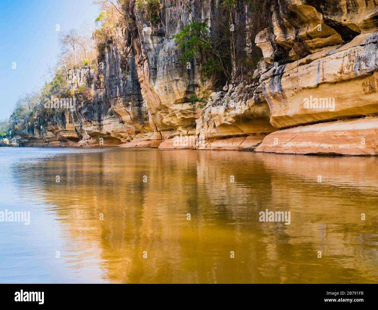 De superbes formations de pierre sur la rivière Manambolo reflète, Tsingy de Bemaraha, à Madagascar Banque D'Images