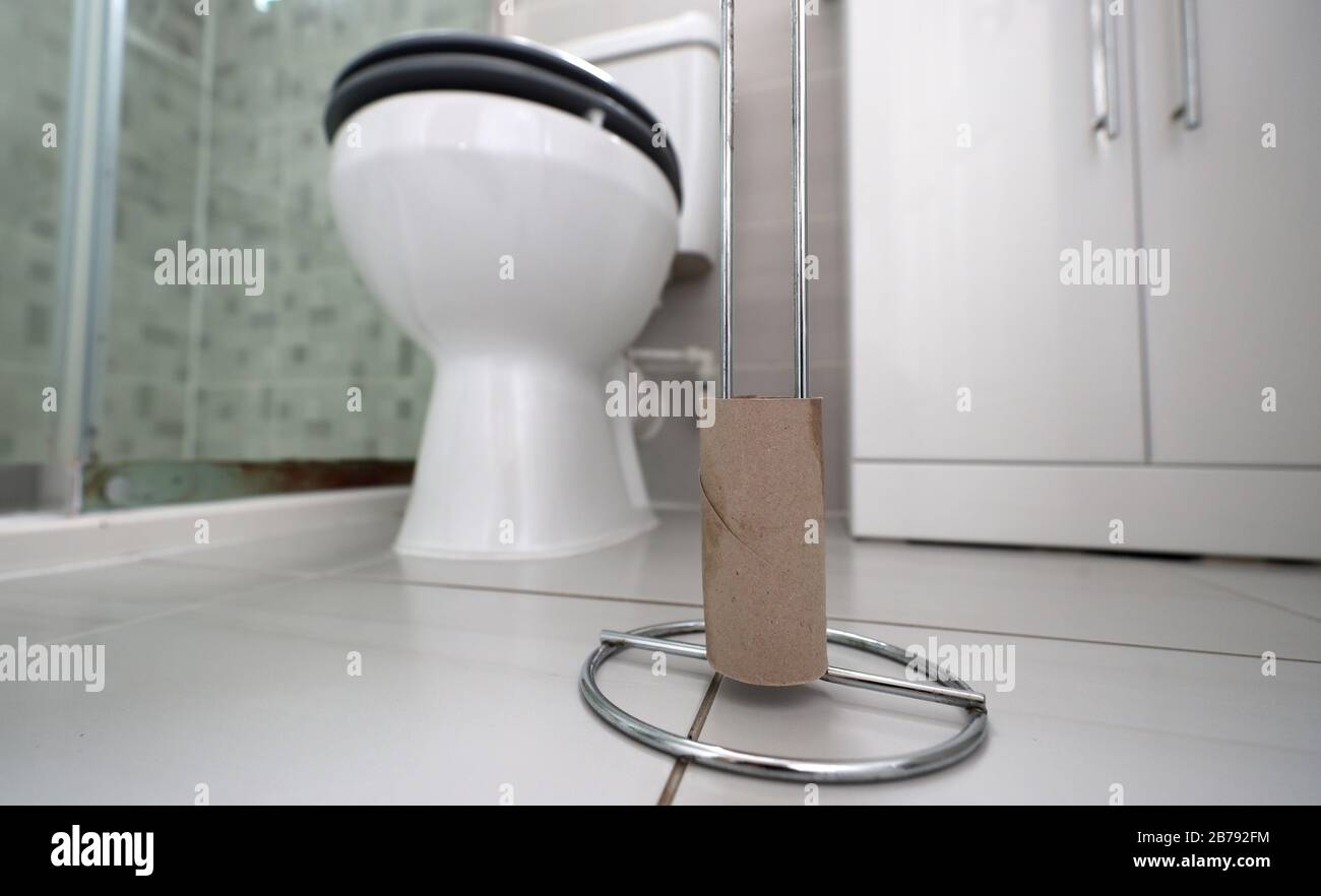 Un ménage sans papier toilette, les rayons des magasins étant vidés du rouleau de toilette, comme l'a prévenu le plus grand scientifique du gouvernement que jusqu'à 10 000 personnes au Royaume-Uni sont déjà infectées par le Covid-19. Photo PA. Date De L'Image: Samedi 14 Mars 2020. Voir l'histoire de PA SANTÉ Coronavirus. Crédit photo devrait lire: Peter Byrne/PA Wire Banque D'Images