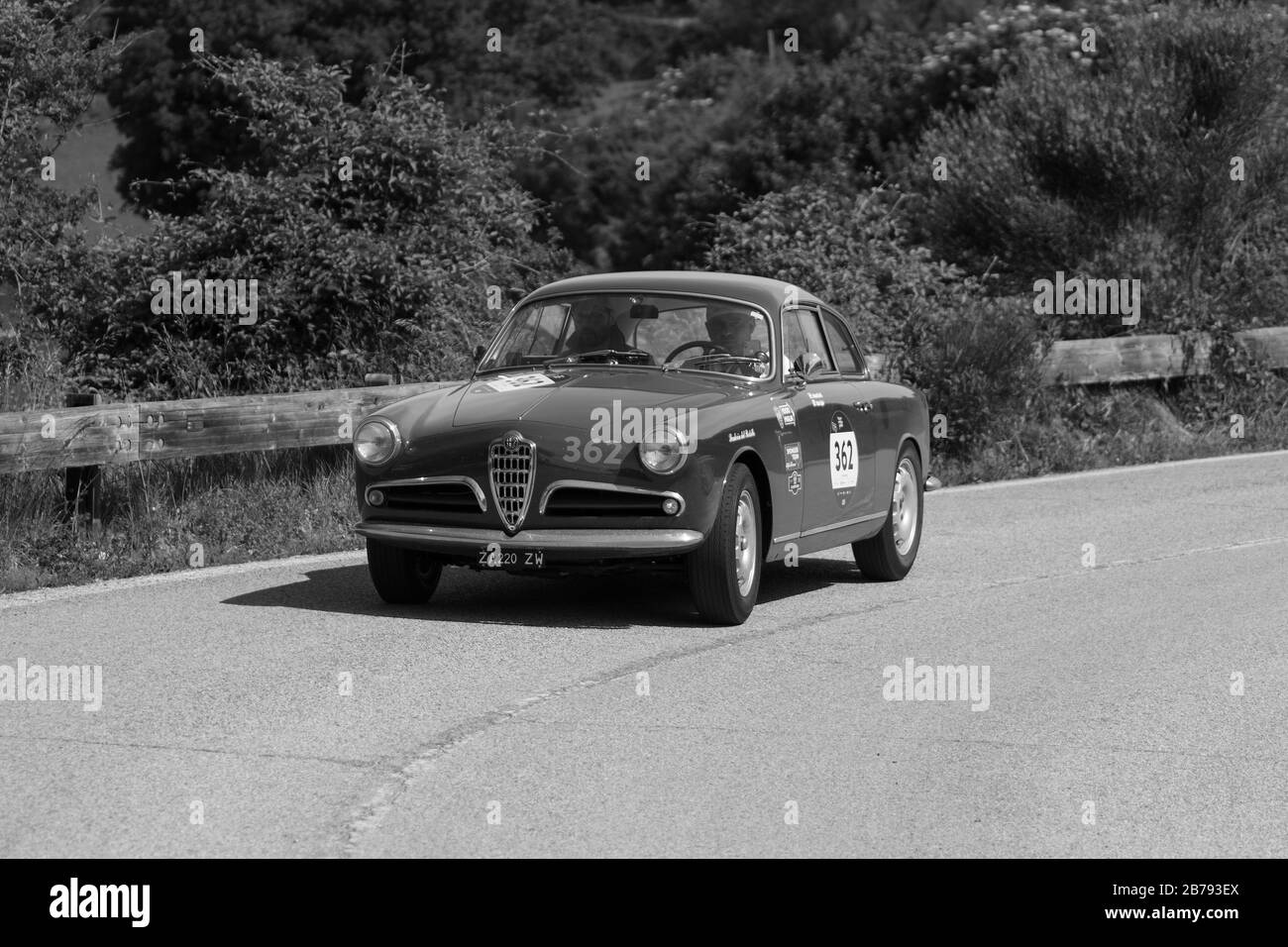 PESARO COLLE SAN BARTOLO , ITALIE - 17 MAI 2018 : ALFA ROMEO GIULIETTA SPRINT VELOCE BERTONE 1957 sur une vieille voiture de course en rallye Mille Miglia 2018 le Banque D'Images