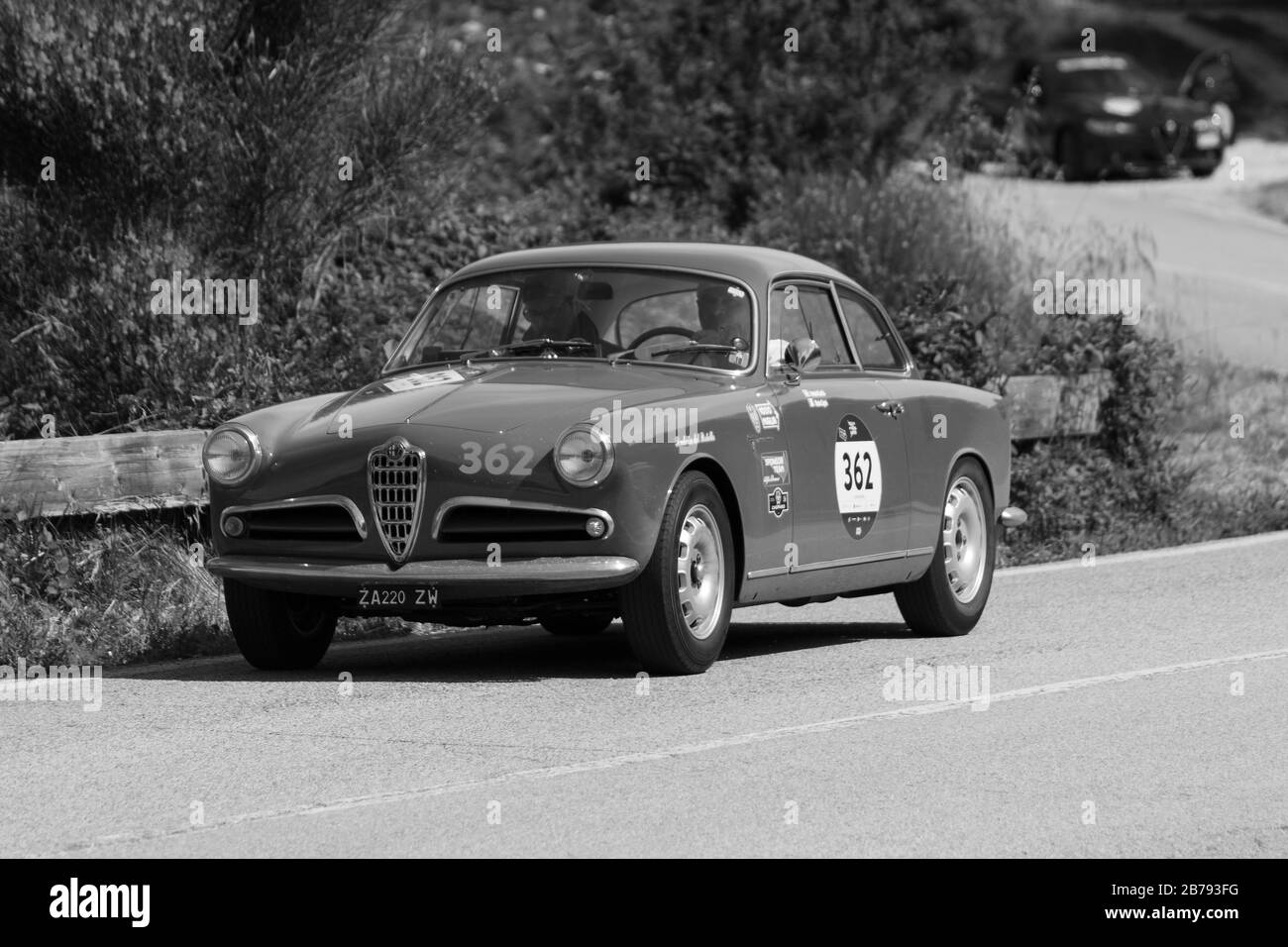 PESARO COLLE SAN BARTOLO , ITALIE - 17 MAI 2018 : ALFA ROMEO GIULIETTA SPRINT VELOCE BERTONE 1957 sur une vieille voiture de course en rallye Mille Miglia 2018 le Banque D'Images
