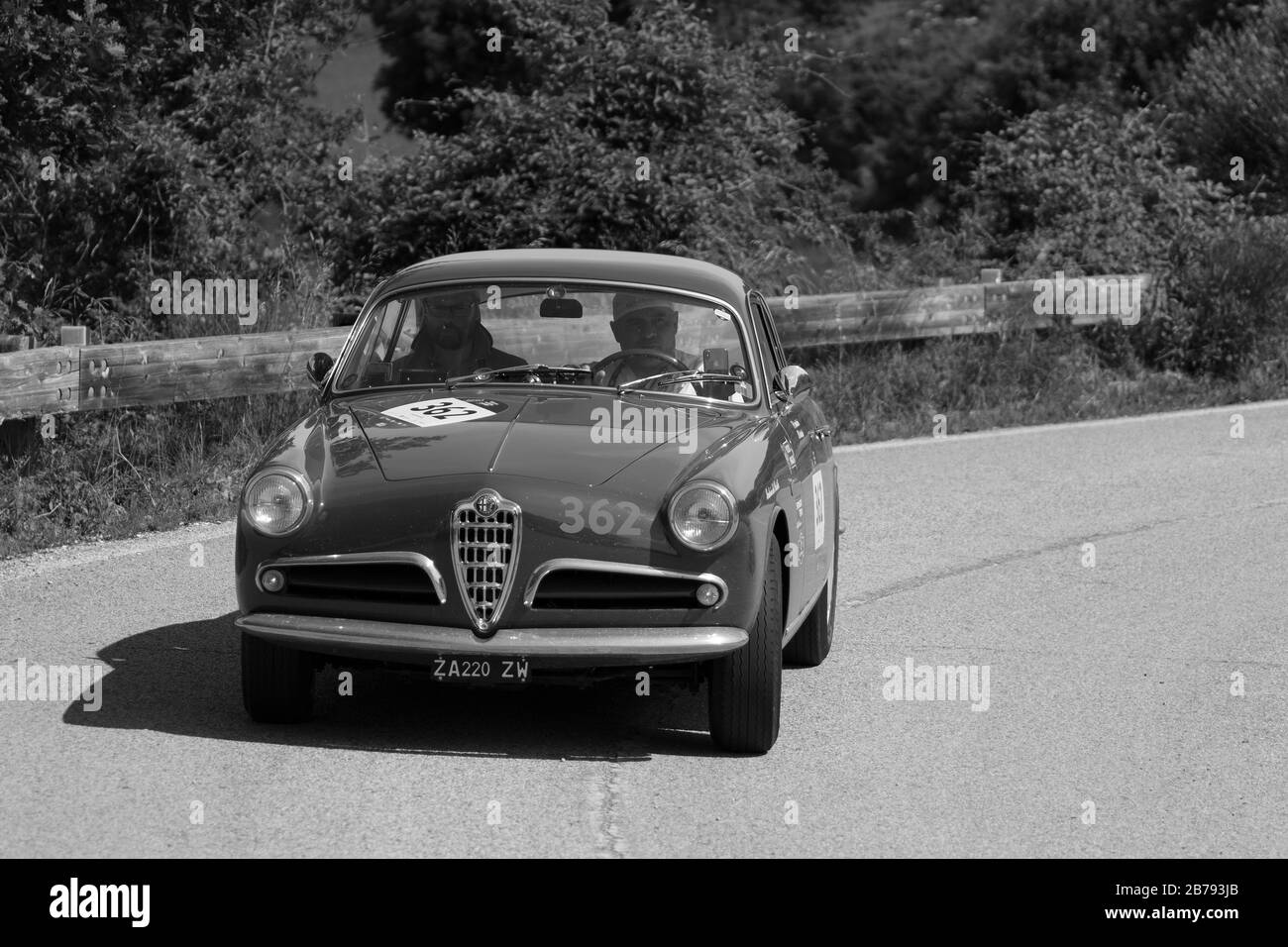 PESARO COLLE SAN BARTOLO , ITALIE - 17 MAI 2018 : ALFA ROMEO GIULIETTA SPRINT VELOCE BERTONE 1957 sur une vieille voiture de course en rallye Mille Miglia 2018 le Banque D'Images