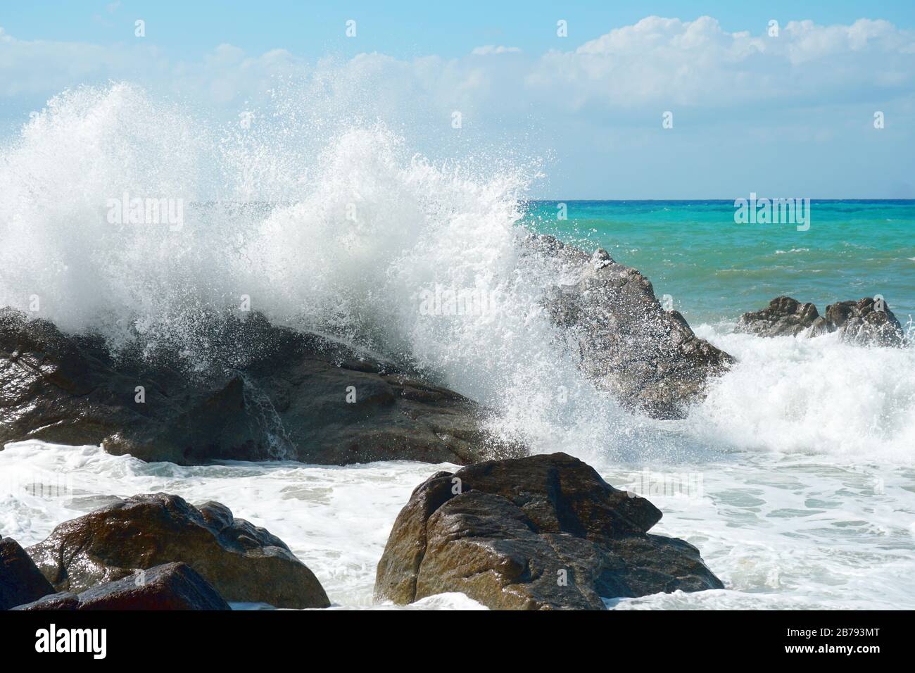 Mer de tempête près de Tropea, Calabre en Italie en été 2019. Banque D'Images