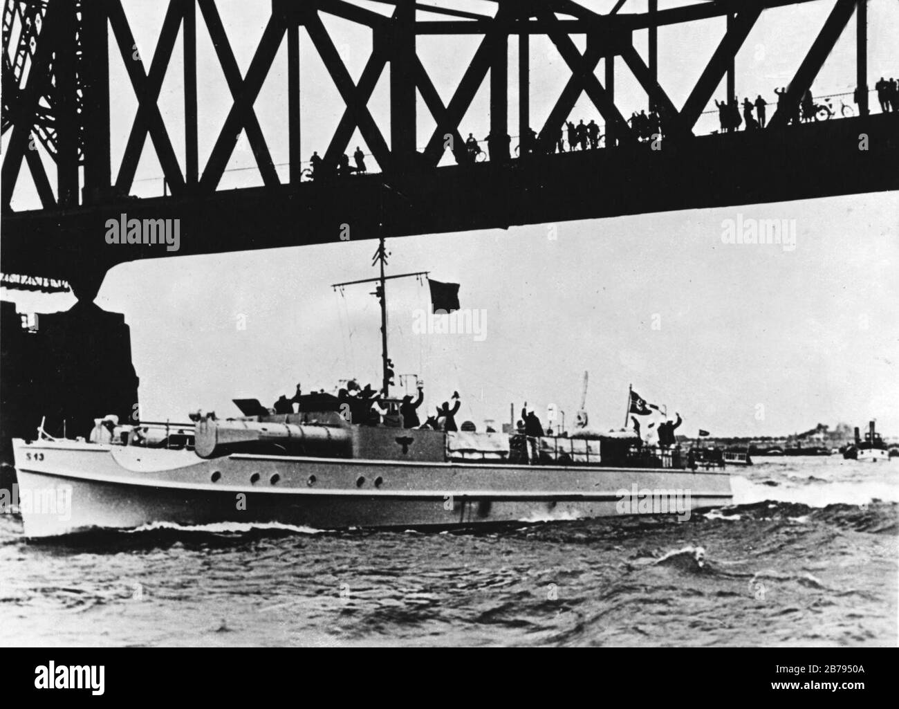 Bateau à moteur-torpille allemand S13 passant sous un pont dans les années 1930 (NH 91615). Banque D'Images