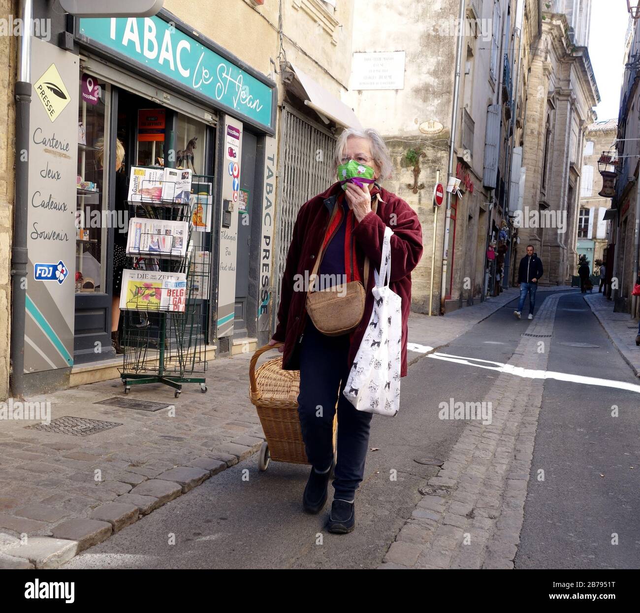 Pézenas, sud de la France 14 mars 2020. Les femmes qui font du shopping à Pezenas portant un masque facial alors que les infections à Coronavirus continuent de monter en France. Crédit: David Bagnall/Alay Live News Banque D'Images