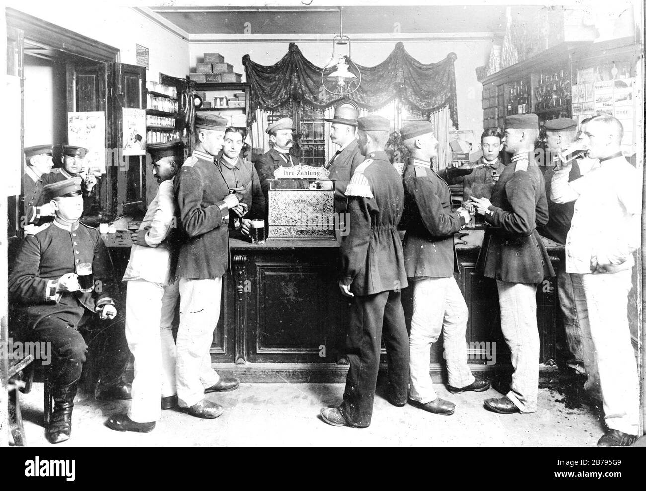 Soldats allemands dans un bar avant 1910. Banque D'Images