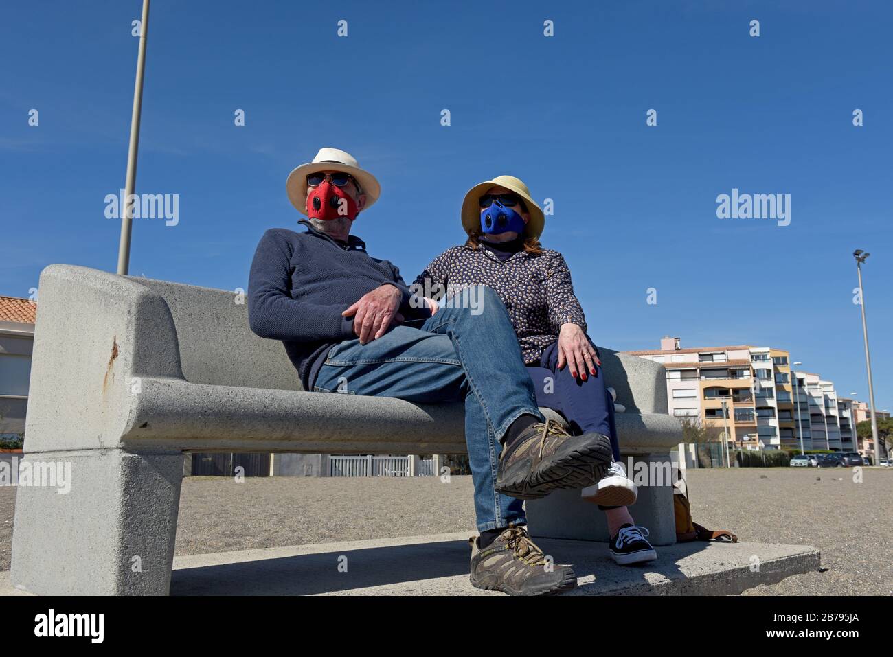 Cap d'Agde dans le Languedoc Roussillon, France 14 mars 2020. Couple portant des masques près du front de mer comme les infections de coronavirus continuent à augmenter dans toute la France. Coronavirus masque facial Banque D'Images