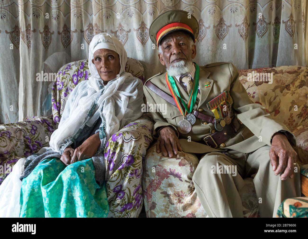Vétéran de la guerre italo-éthiopienne en uniforme avec son épouse, région d'Addis-Abeba, Addis-Abeba, Ethiopie Banque D'Images