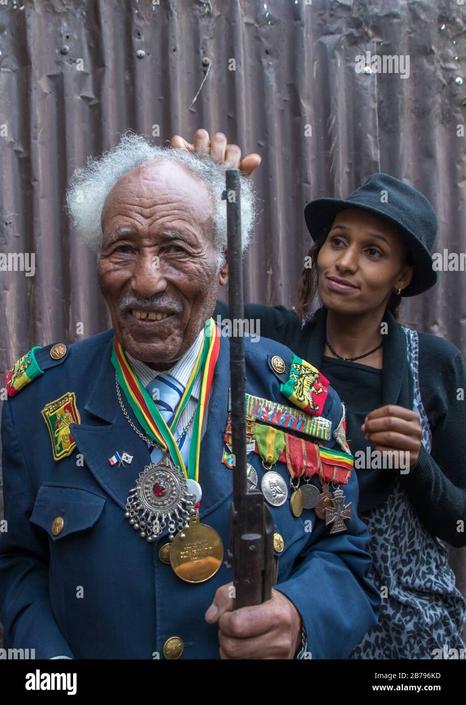 Vétéran éthiopien de la guerre italo-éthiopienne avec sa fille, région d'Addis-Abeba, Addis-Abeba, Ethiopie Banque D'Images