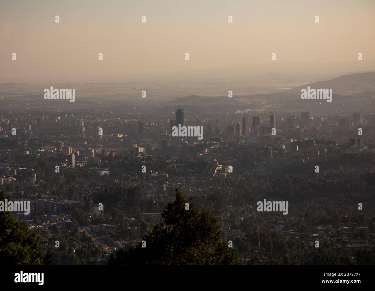 Vue panoramique sur la ville depuis la montagne d'Entoto, la région d'Addis-Abeba, Addis-Abeba, Ethiopie Banque D'Images