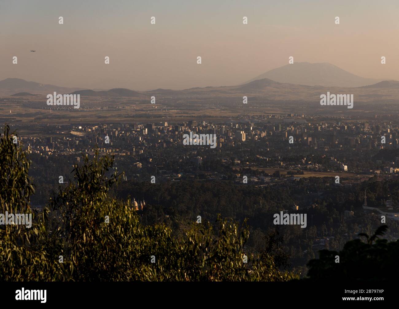 Vue panoramique sur la ville depuis la montagne d'Entoto, la région d'Addis-Abeba, Addis-Abeba, Ethiopie Banque D'Images