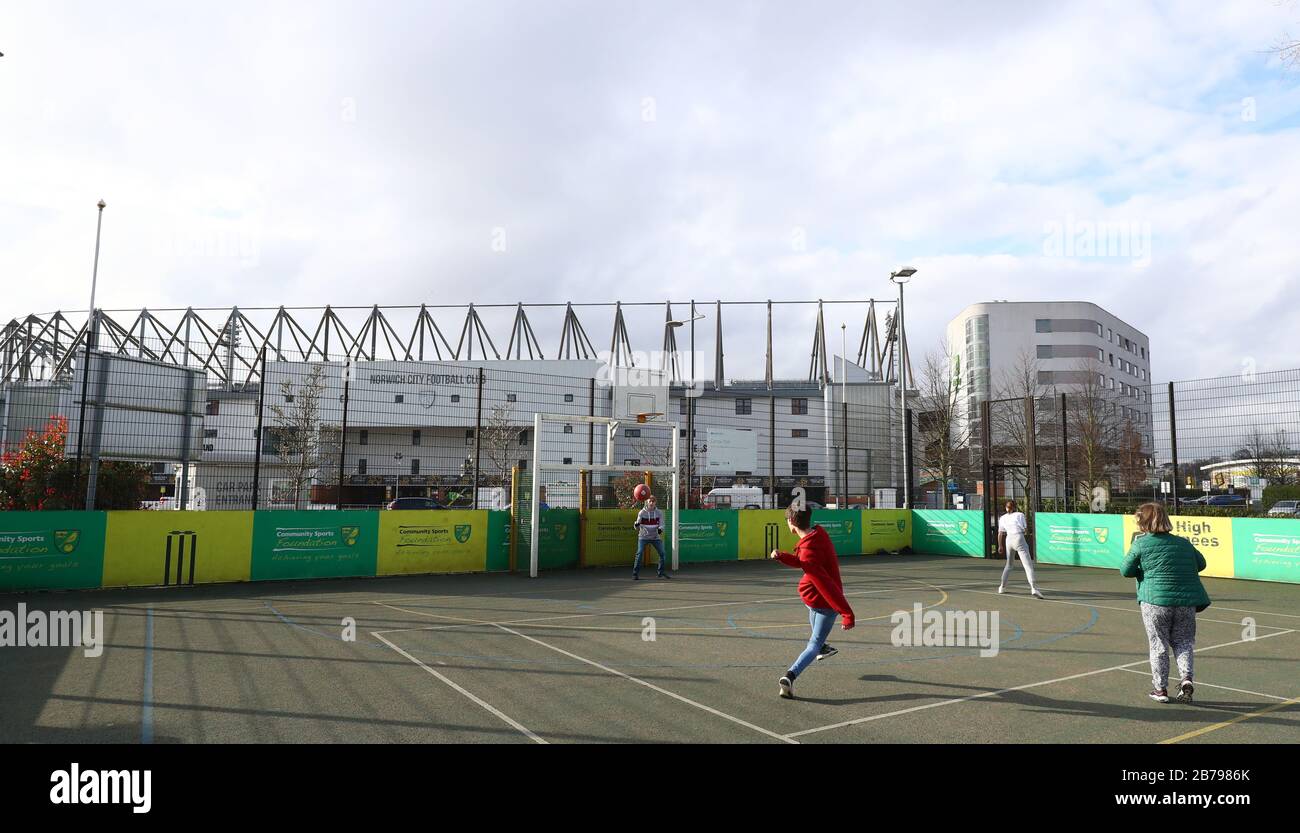 Le football se joue en dehors de Carrow Road, domicile du Norwich City Football Club, suite à l'annonce d'hier que la Premier League a suspendu tous les matches jusqu'au samedi 4 avril 2020. Banque D'Images