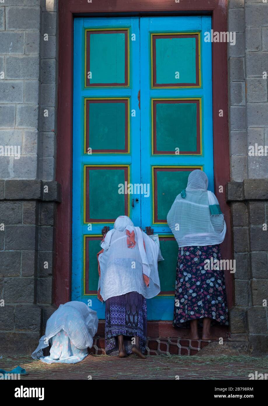 Les femmes orthodoxes éthiopiennes prient devant l'église orthodoxe d'Entoto Maryam, région d'Addis-Abeba, Addis-Abeba, Ethiopie Banque D'Images