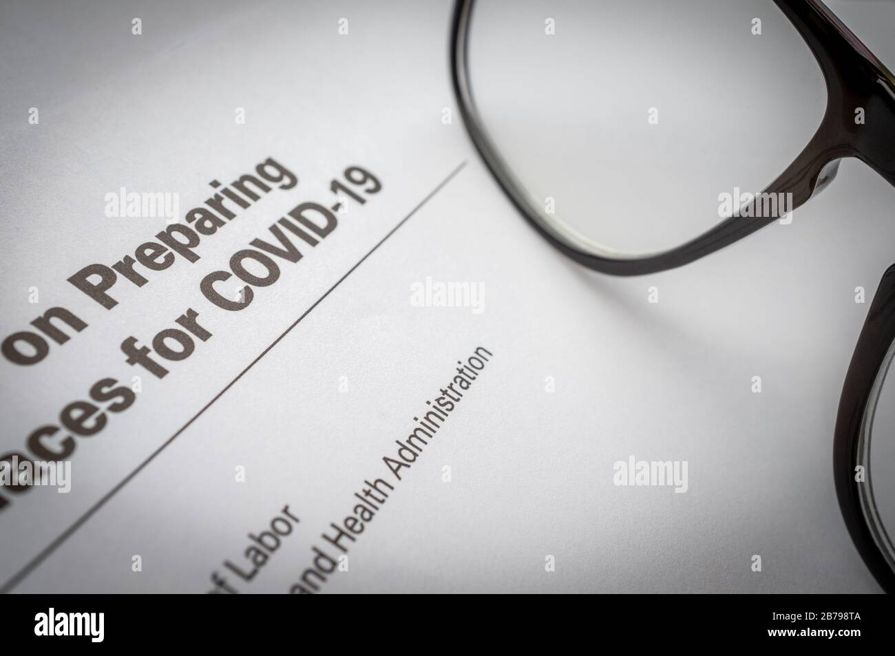 Détail D'UN document du gouvernement lignes directrices sur le détachement de la pandémie de coronavirus (COVID-19) Banque D'Images