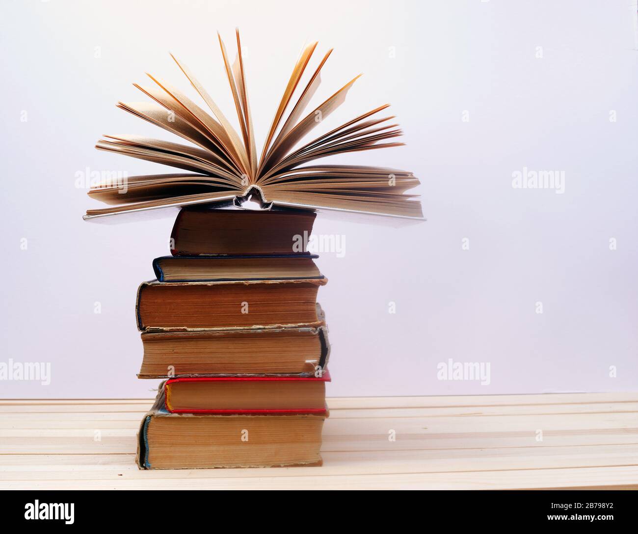 Livre ouvert, pile de livres à dos rigide sur table en bois. Retour à l'école. Espace de copie Banque D'Images