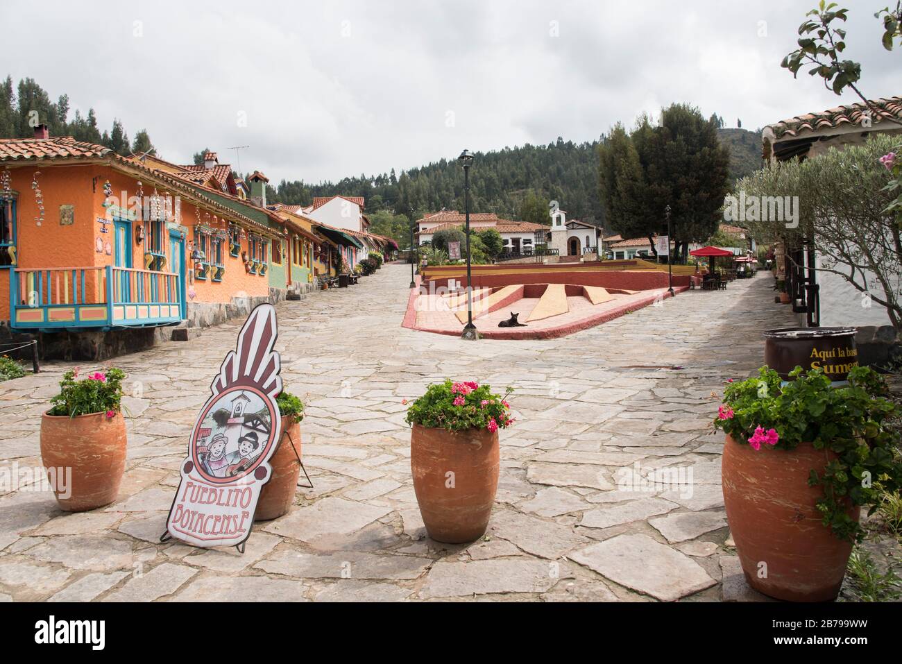 Duitama, Boyaca / Colombie; 7 avril 2018: Pueblito Boyacense, un endroit touristique pittoresque avec des rues tranquilles et des façades colorées Banque D'Images