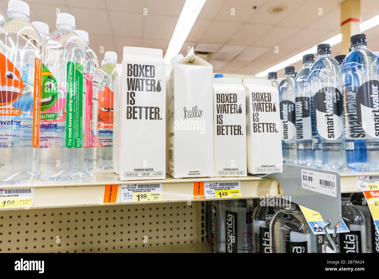 « l'eau en boîte est meilleure » carton sur une étagère dans l'allée d'eau d'une épicerie de supermarché Banque D'Images