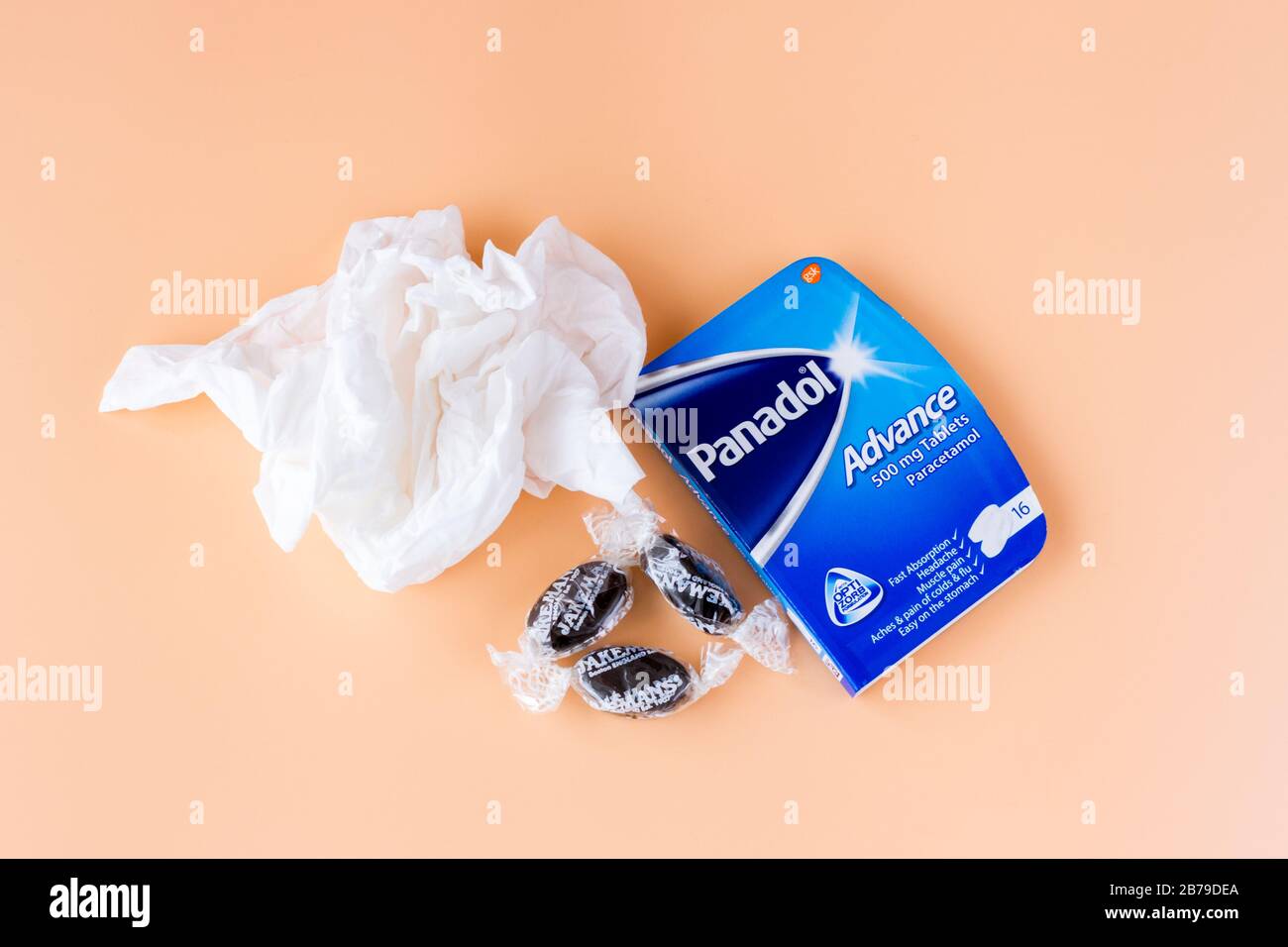 Traitements contre le froid et la grippe, tissus utilisés, paracétamol panadol et bonbons mal à la gorge Banque D'Images