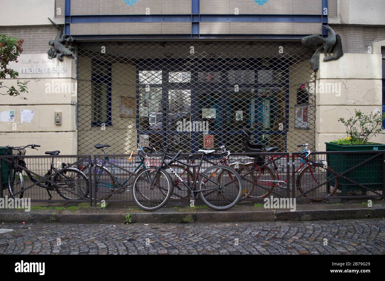 L'école de Paris est fermée en raison de l'éclosion de Coronavirus, rue André del Sarte, 75018 Paris, France Banque D'Images