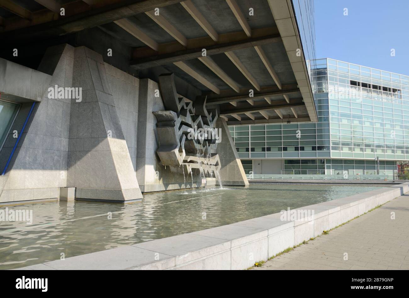 Bruxelles, Belgique - le 29 mars 2019 : fontaine sculpturale à proximité de la gare au sud de Bruxelles, Belgique. Banque D'Images