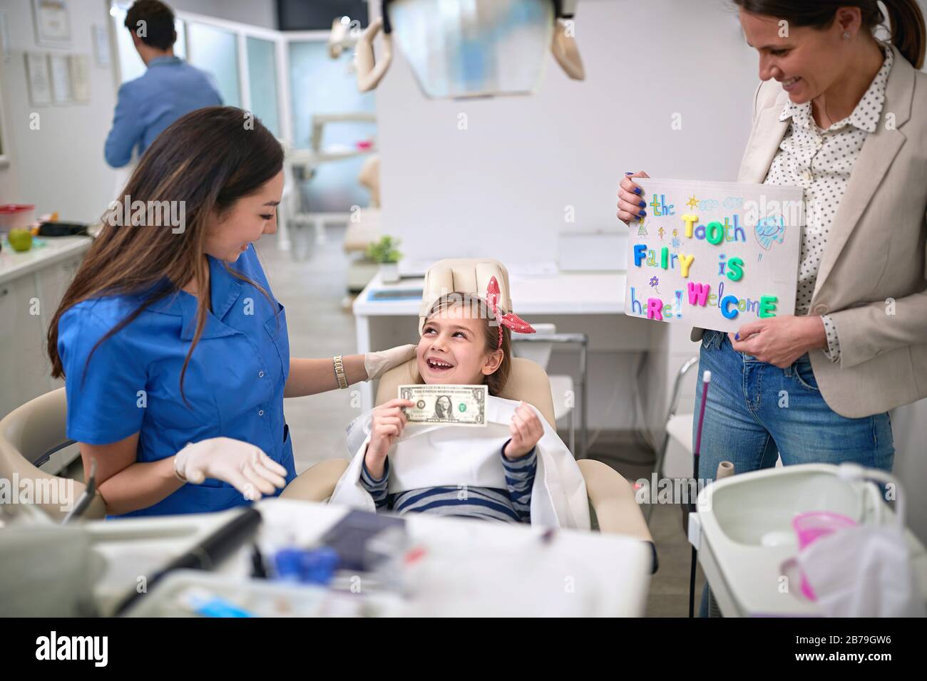 Enfant souriant, dent de beby. Le temps pour la dent de fées. Banque D'Images