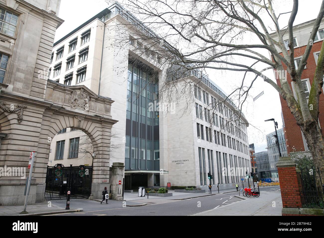 Une vue générale de l'hôpital St Bartholomew de Londres, où deux décès de patients qui avaient été testés positifs pour Covid-19 ont été confirmés par le Barts Health NHS Trust de Londres. On pense qu'ils ont eu des conditions de santé sous-jacentes. Banque D'Images