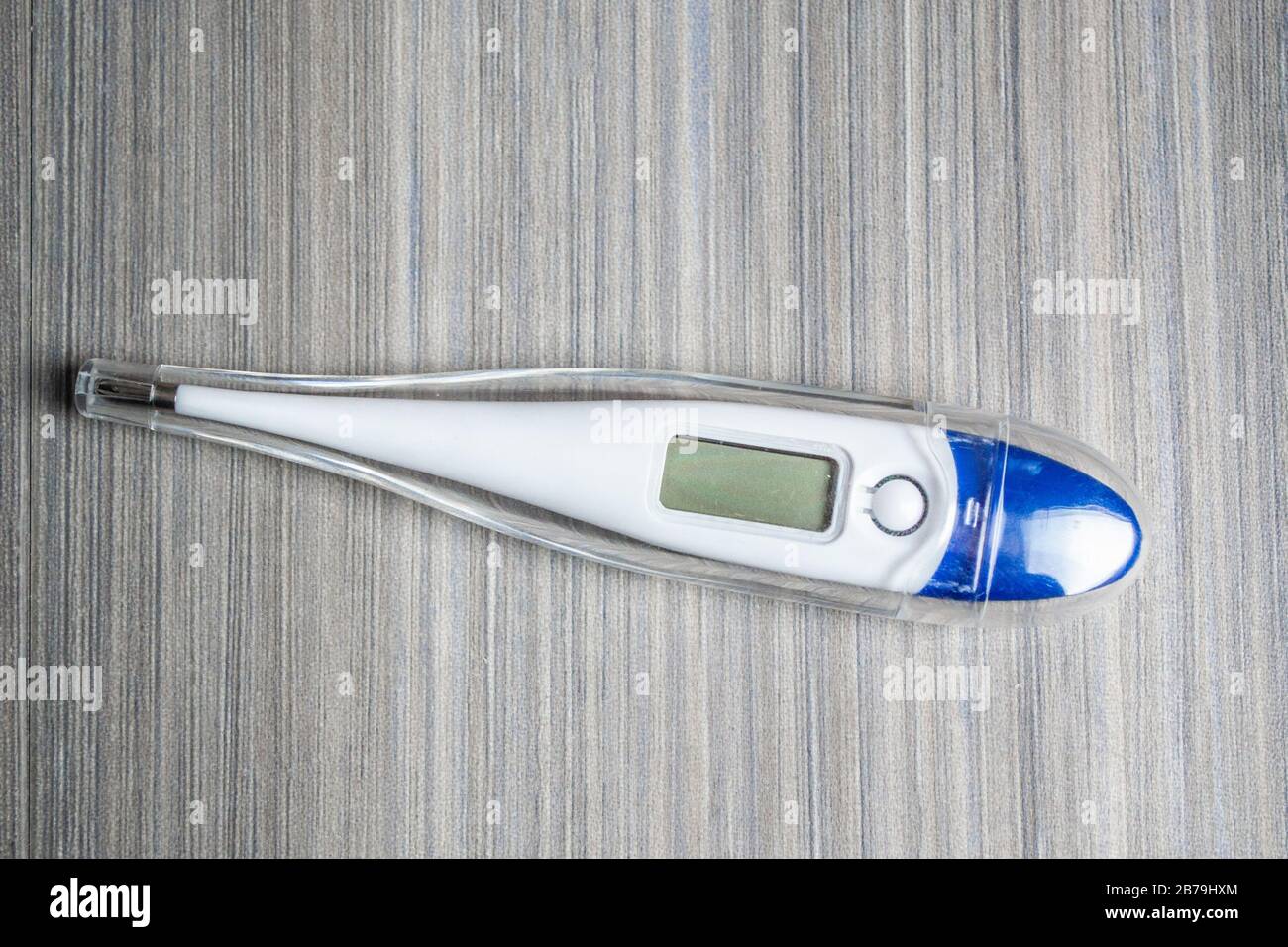 Thermomètre sur fond de bois pendant l'éclosion du coronavirus en 2020 Banque D'Images